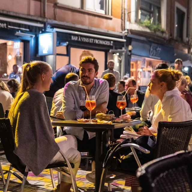 Amis sur la place St Nicolas de Valenciennes