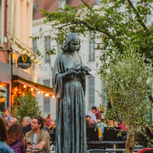 Jeune Fille A La Colombe Lucien Brasseur. Place Saint Nicolas Nablezon