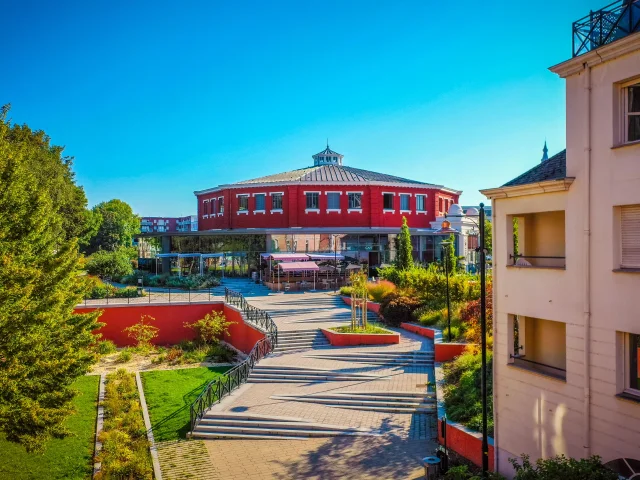 Place O Marché hippodrome extérieur façade
